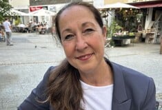 Γερμανία: Η δήμαρχος που μαχαιρώθηκε από τη θετή κόρη της αποκάλυψε ότι την βασάνιζε για ώρες
