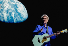 Στην Αθήνα ο David Byrne για μια εμφάνιση στο Release Athens x SNF Nostos 2026