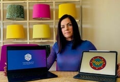 Wondermum vs Wonder Woman: Η «μάχη» μιας μητέρας με την αυτοκρατορία υπερηρώων DC