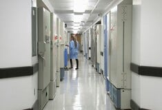 ΠΑΓΝΗ: Οι γιατροί δίνουν μάχη για το 3χρονο κορίτσι που ανασύρθηκε από πισίνα στη Ρόδο