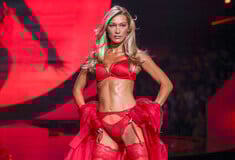 Victoria’s Secret Fashion Show 2025: Η θεαματική επιστροφή της Μπέλα Χαντίντ - Η Jasmine Tookes περπάτησε έγκυος