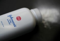 Χιλιάδες Βρετανοί μηνύουν την Johnson & Johnson: Το ταλκ με αμίαντο και οι υποθέσεις καρκίνου