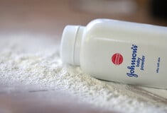 Χιλιάδες Βρετανοί μηνύουν την Johnson & Johnson: Το ταλκ με αμίαντο και υποθέσεις καρκίνου