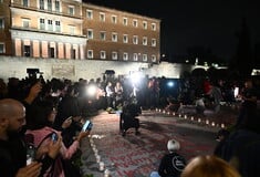 Τέμπη: Ξαναγράφτηκαν με κόκκινη μπογιά τα ονόματα των θυμάτων - Πλήθος κόσμου στο Σύνταγμα
