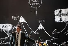«Εχθρός του λαού»: Μια διεθνής συνεργασία του Θεάτρου του Νέου Κόσμου με τη Schaubühne του Βερολίνου