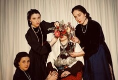 Η πρωτότυπη θεατρική παράσταση “ΑΠΟΚΕΝΤΡΟΥΣΑ” των Estera Momes, επιστρέφει στο θέατρο Καλλιρρόης