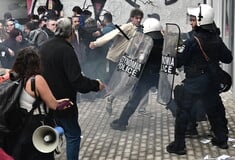 Επεισόδια στο Μεταξουργείο κατά τη διαμαρτυρία εκπαιδευτικών και γονέων