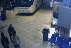 Φοινικούντα: Η στιγμή που ο 22χρονος φερόμενος ως συνεργός της δολοφονίας φτάνει στα ΚΤΕΛ Κηφισού