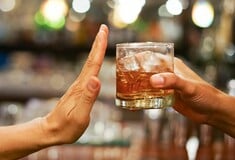 Νόμος στα χαρτιά: Οι ανήλικοι πίνουν και κανείς δεν τους σταματά