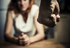Κορωπί: Δίωξη για απόπειρα ανθρωποκτονίας στον 50χρονο που ξυλοκόπησε τη σύζυγο του 