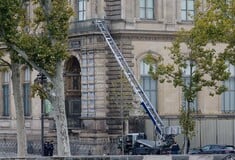 Λούβρο: Η εταιρεία πίσω από το αναβατόριο της ληστείας κάνει καμπάνια με χιούμορ