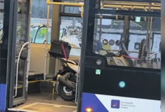 Οδηγός λεωφορείου μεταφέρει τη μηχανή του με το... λεωφορείο