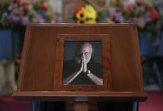 Live: Η Ελλάδα αποχαιρετά τον Διονύση Σαββόπουλο – Συγκίνηση στη Μητρόπολη Αθηνών