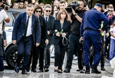 Συγκίνησε η Κατερίνα Σακελλαροπούλου στην κηδεία Σαββόπουλου: «Θα σου την προσέχουμε την Άσπα, να είσαι ήσυχος»