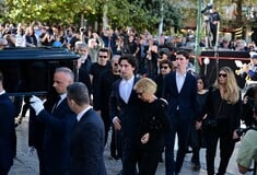 Με τραγούδια και δάκρυα η Ελλάδα αποχαιρέτησε τον Διονύση Σαββόπουλο