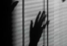 Κορωπί: Μάχη για τη ζωή της δίνει η 40χρονη - Χτυπήματα φέρει και ο 4χρονος γιος