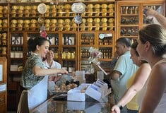 «Τυπικά γλυκά» με ιστορία αιώνων και οι ποπούσες που έσωσαν ένα έθνος