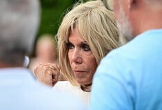 Μπριζίτ Μακρόν: «Οι ψευδείς ισχυρισμοί έβλαψαν την ποιότητα ζωής της» κατέθεσε η κόρη της