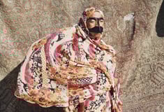 'Ενας Γάλλους ψυχίατρος, μία Ιρανή καλλιτέχνιδα και η εμμονή με τα πτυχωτά ενδύματα