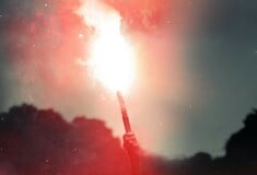 Αμπελόκηποι: Συνελήφθη 49χρονος επειδή έδωσε στον ανήλικο γιο του φωτοβολίδες σε ποδοσφαιρικό αγώνα