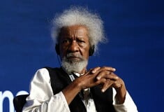 Ουόλε Σοΐνκα: Οι ΗΠΑ ανακάλεσαν τη βίζα του Νιγηριανού νομπελίστα – «Είμαι ανεπιθύμητος»