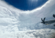 Τυφώνας Μελίσα: Εντυπωσιακά βίντεο μέσα από το «μάτι»