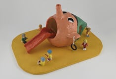 Πολύχρωμη έκθεση για παιδικές χαρές με εικαστική ματιά στο Μουσείο Μπενάκη