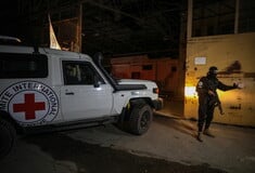 Ισραήλ: Παλαιστίνιοι μαχητές παρέδωσαν δύο φέρετρα με τις σορούς ομήρων στον Ερυθρό Σταυρό