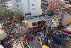 Ξεκληρίστηκε οικογένεια από την κατάρρευση του κτηρίου στην Τουρκία: Νεκρά τέσσερα από τα πέντε μέλη - Διασώθηκε 18χρονη