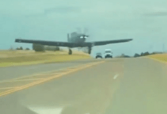 ΗΠΑ: Πολεμικό αεροσκάφος παραλίγο να συγκρουστεί με Tesla – Το βίντεο από την κάμερα του οδηγού