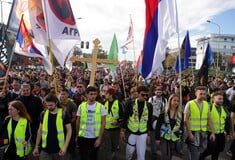 Σερβία: Χιλιάδες νέοι πορεύονται προς το Νόβι Σαντ στη μνήμη των θυμάτων, έναν χρόνο μετά το δυστύχημα