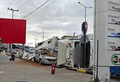 Σφοδρό τροχαίο στη Βάρη: Νταλίκα ανατράπηκε και συνέθλιψε ΙΧ