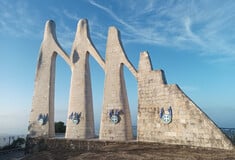 Βανδάλισαν το μνημείο «Ο Χορός του Ζαλόγγου» – Κάρφωσαν σημαίες και εθνόσημα στο έργο του Ζογγολόπουλου