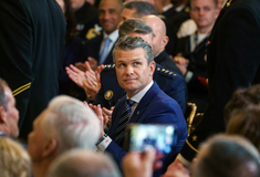 Χέγκσεθ: «Οι ΗΠΑ θα συνεχίσουν να υπερασπίζουν σθεναρά τα συμφέροντα τους»