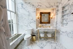 Ο Τραμπ επιδεικνύει το ανακαινισμένο του μπάνιο στον Λευκό Οίκο -