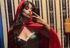 Camila Cabello: Η εκρηκτική εμφάνισή ως μοντέρνα «Κοκκινοσκουφίτσα» για το Halloween