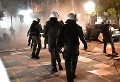 Εξάρχεια: Επεισόδια μετά από πορεία για τον θάνατο του άνδρα από τη βόμβα στους Αμπελόκηπους