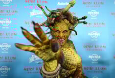 «Μην κοιτάξετε» - Η Χάιντι Κλουμ μεταμορφώθηκε σε Μέδουσα για το Halloween