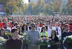Ένας χρόνος μετά το Νόβι Σαντ: Δεκάδες χιλιάδες Σέρβοι τίμησαν τα 16 θύματα της κατάρρευσης
