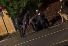 «Σκοτώστε με»: Η στιγμή που αστυνομικοί ακινητοποιούν με taser ύποπτο για την επίθεση με μαχαίρι στη Βρετανία