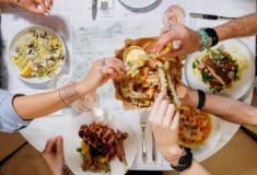 Bottomless Brunch + Βeats: Το νέο στέκι του Σαββατοκύριακου στη Γλυφάδα