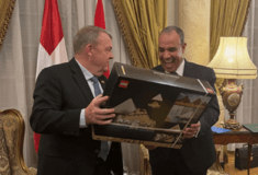 Ο Δανός ΥΠΕΞ έκανε δώρο στον Αιγύπτιο ομόλογό του πυραμίδα lego για τα εγκαίνια του Μεγάλου Αιγυπτιακού Μουσείου