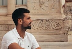 Ο Νόβακ Τζόκοβιτς φωτογραφίζεται στην Ακαδημία Αθηνών: «Γεμίζοντας με λίγη ενέργεια Έλληνα Θεού»