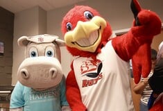 Και μασκότ να θες να γίνεις, πάλι από σχολείο θα περάσεις