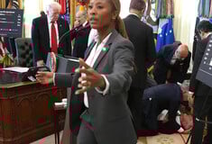 Εκπρόσωπος φαρμακοβιομηχανίας κατέρρευσε κατά τη διάρκεια συνέντευξης Τύπου του Τραμπ