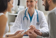 Πρόωρη γήρανση των ωοθηκών και «ανδρόπαυση» επιταχύνουν το δημογραφικό 