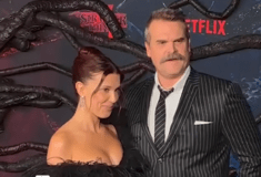 Μίλι Μπόμπι Μπράουν και Ντέιβιντ Χάρμπορ ποζάρουν αγκαλιά μετά το δημοσίευμα ότι τον κατήγγειλε για παρενόχληση