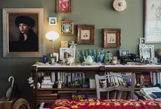 Ένα σπίτι με αμέτρητα μπουκάλια. 