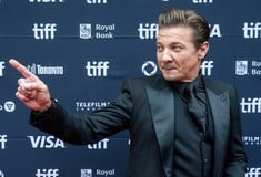 Σκηνοθέτιδα κατηγορεί τον Τζέρεμι Ρένερ ότι «έστελνε άσεμνες φωτογραφίες και την απείλησε, ότι θα καλέσει την ICE»