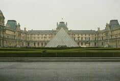 Ληστεία στο Λούβρο: «Τα κοσμήματα θα βρεθούν και οι δράστες θα δικαστούν», δηλώνει ο Μακρόν